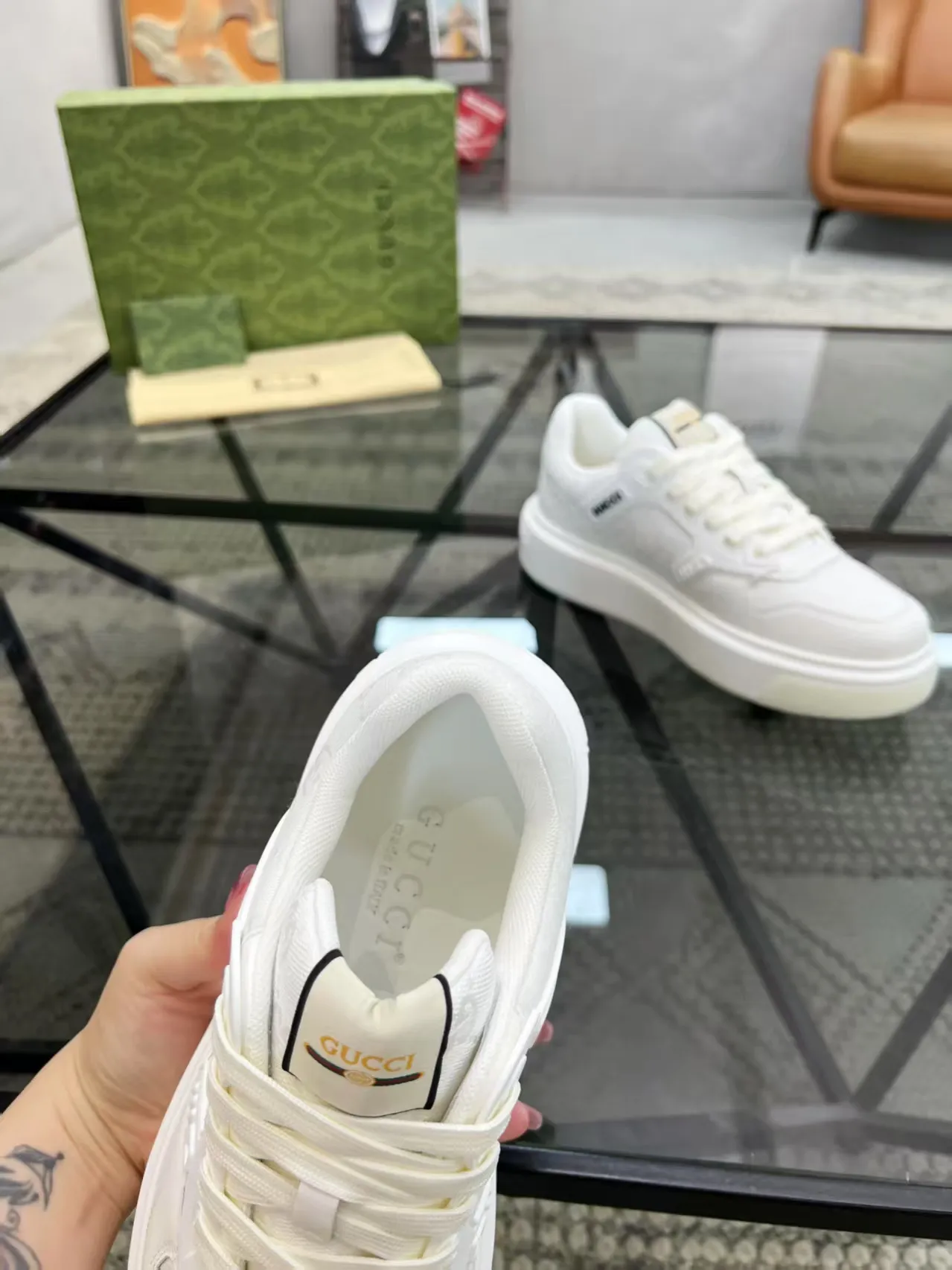 P440 new men's shoes GUCCI [Lightning] latest shoes are shipped. Original quality, fashionable, made of special materials, sheepskin lining, brand new packaging. The foot feels super comfortable and the workmanship is impeccable. Size: 38-45
